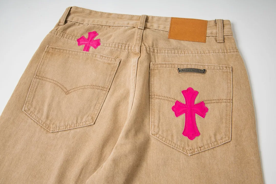 P250 model number Y842 Chrome Hearts/Chrome Hearts classic leather label cross denim trousers After the trousers are finished, they are subjected to heavy enzyme stone grinding and rinsing. Each pair is different in washing. The heavy washing process has many hidden secret details. The trousers featured this time are perfect in terms of shape and upper body. It is no exaggeration to say that it takes more time to make 20 short-sleeves than to make one pair of jeans. The fabric is made of 12.2 ounces of high-quality denim. Only denim with 12 ounces or more can have the unique high-end texture of denim. I am very satisfied with the proofing after several washes. Size:28-34